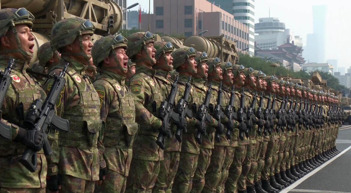 九三阅兵 新一代武器装备震撼亮相九三阅兵中，新一代武器装备的震撼亮相引起了广泛关注。这些武器装备代表了我国军事科技的最新成果，展示了我国国防实力的强大和提升。其中包括一些新型战斗机、导弹、坦克等武器装备，这些装备不仅在技术上有了很大的突破，同时也具备更强的实战能力。