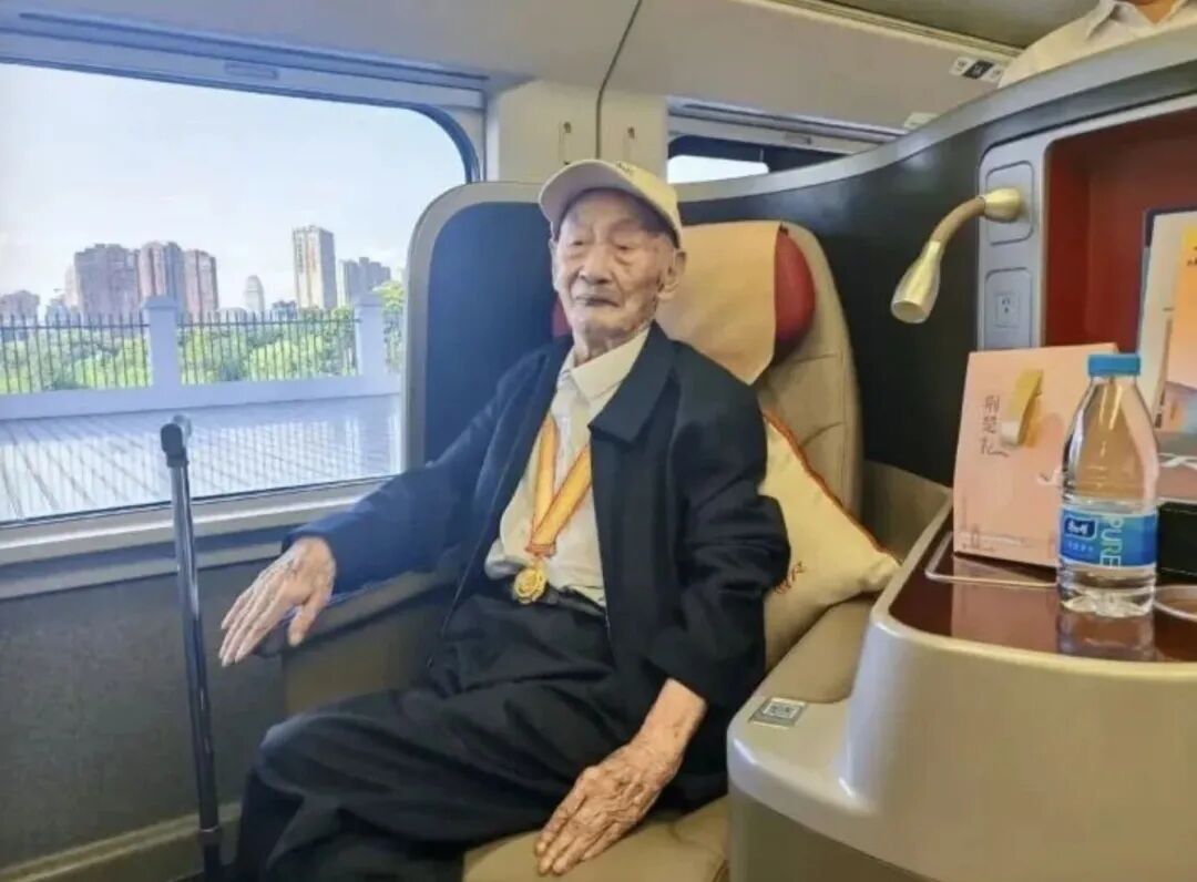 列车突然广播 全车人为他们鼓掌列车上的意外广播，全车人为之鼓掌