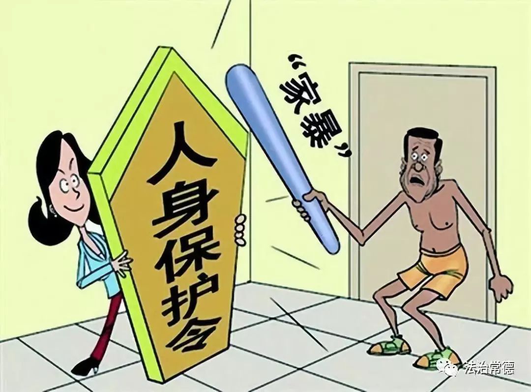 因家庭琐事,男子用水壶砸向女子这种行为是不应该发生的，无论是出于什么原因，暴力行为都是不可接受的。家庭琐事应该通过沟通、协商和妥协来解决，而不是通过暴力行为来解决问题。暴力行为不仅会伤害受害者的身体和心理，还会破坏家庭的和谐和稳定。